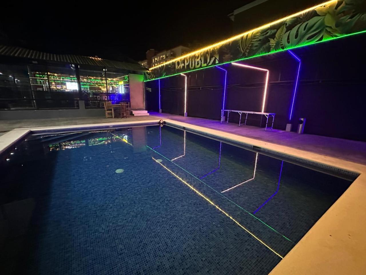 Republik Hotel, Bistro And Nightclub On Site 哈科 外观 照片
